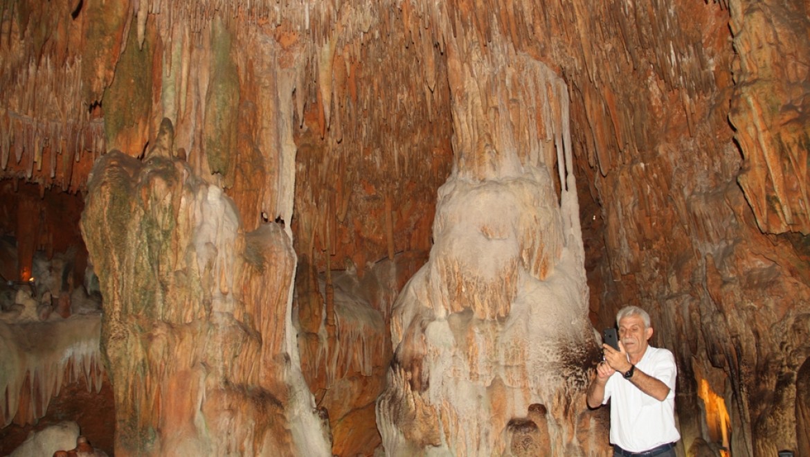 Şifa Kaynağı Mağara Turistlerin Akınına Uğruyor