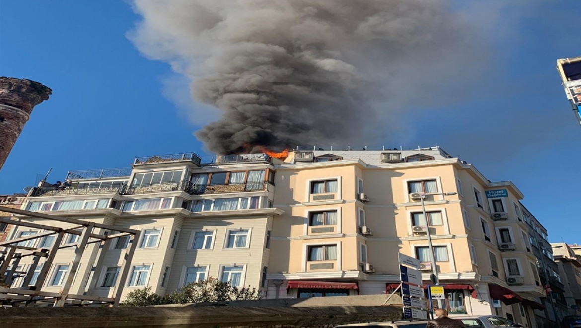 Sultanahmet’te 2 Otelin çatı Katı Yandı