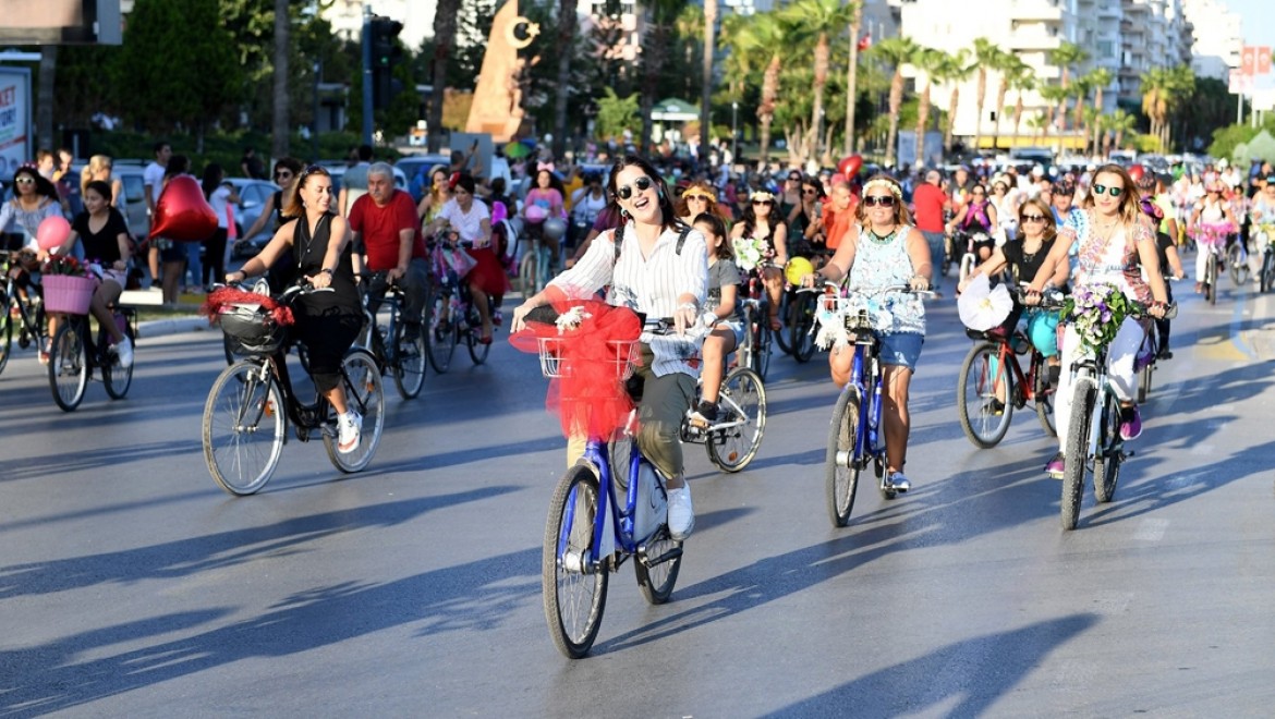 Süslü Kadınlar Bisiklet Turu Renkli Görüntülere Sahne Oldu
