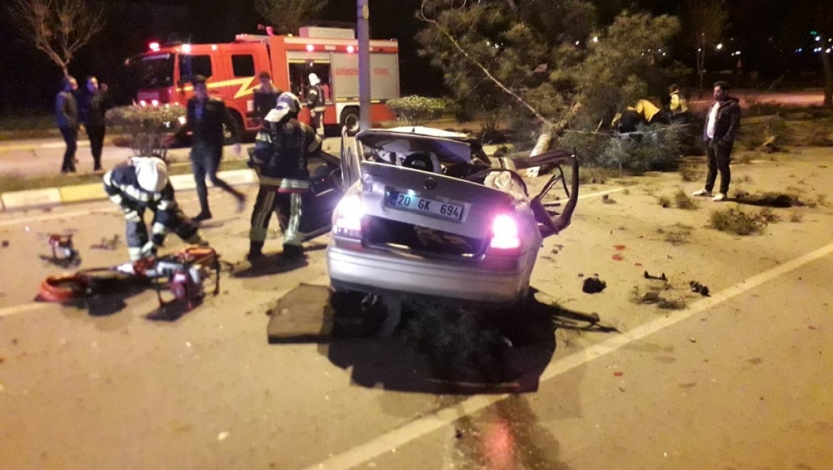 Takla Atan Otomobil Ağaçları Devirdi: 2 ölü, 1 Yaralı