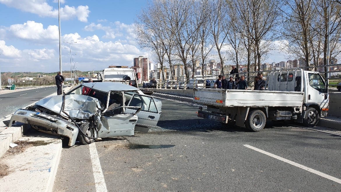Ters Yönde İlerleyen Otomobil Kamyonetle çarpıştı: 1 ölü, 1 Yaralı