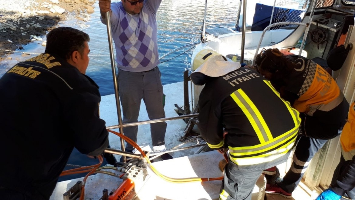 Vücuduna Teknenin Korkuluğu Saplanan 14 Yaşındaki çocuk Ağır Yaralandı
