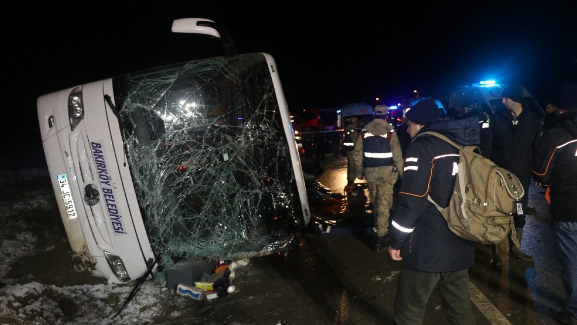 Yolcu Otobüsü Devrildi: 2 ölü, 35 Yaralı