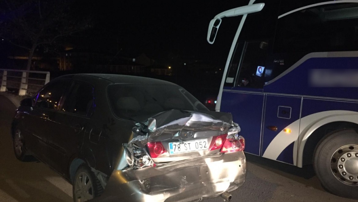Yolcu Otobüsü ışıklarda Bekleyen Araca çarptı: 3 Yaralı