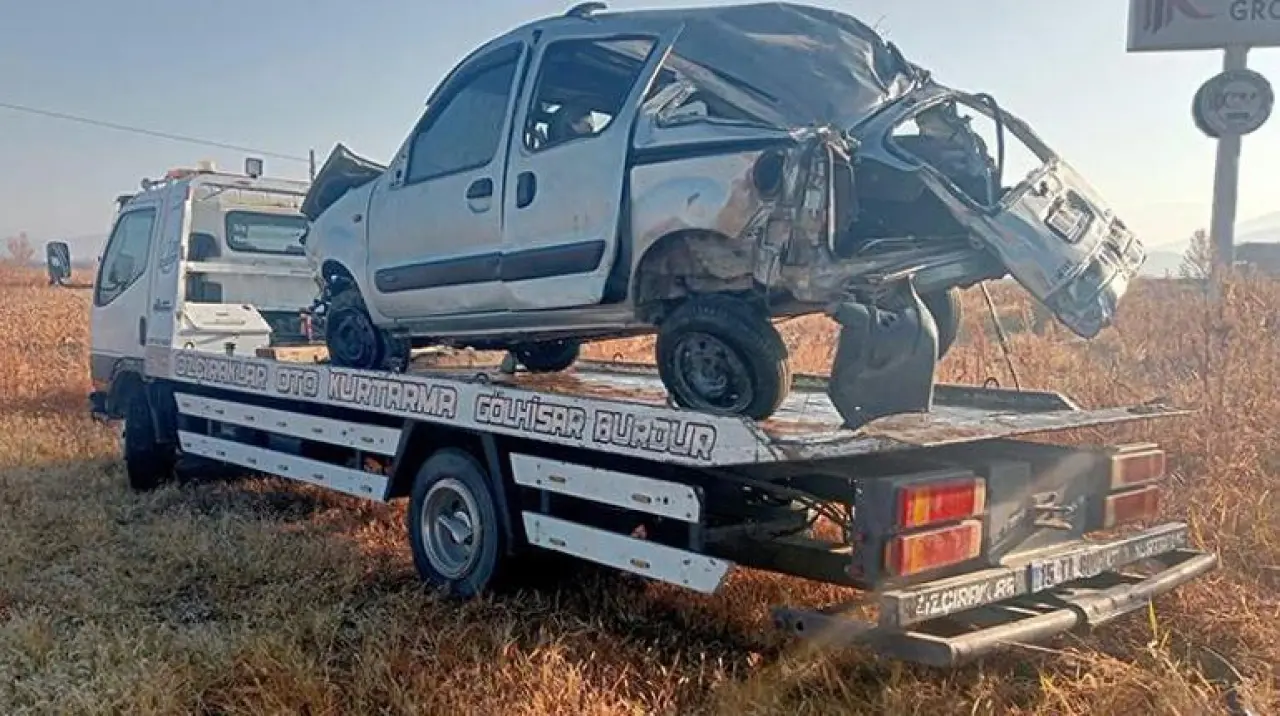 Burdurda yoldan çıkan araç devrildi Üniversiteli Hasret olay yerinde can verdi