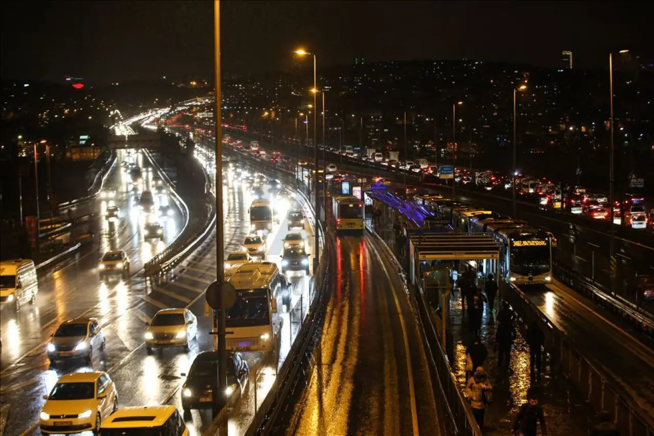 İstanbul'da yağmur ve rüzgar hayatı olumsuz etkiliyor - Anadolu Ajansı