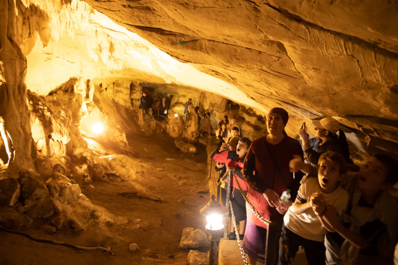 Binlerce yarasayı barındıran Dupnisa Mağarası turistlerin ilgi odağı oldu